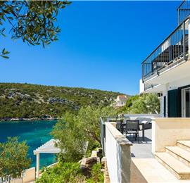 6 Bedroom Waterfront Villa with Pool in Uvala Ljubljeva near Trogir, Sleeps 12-13